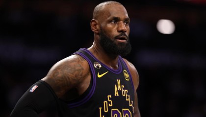 赛事直播入口-名记不懂球？同意球迷说詹姆斯换巴特勒不错！跟库里还能争冠！